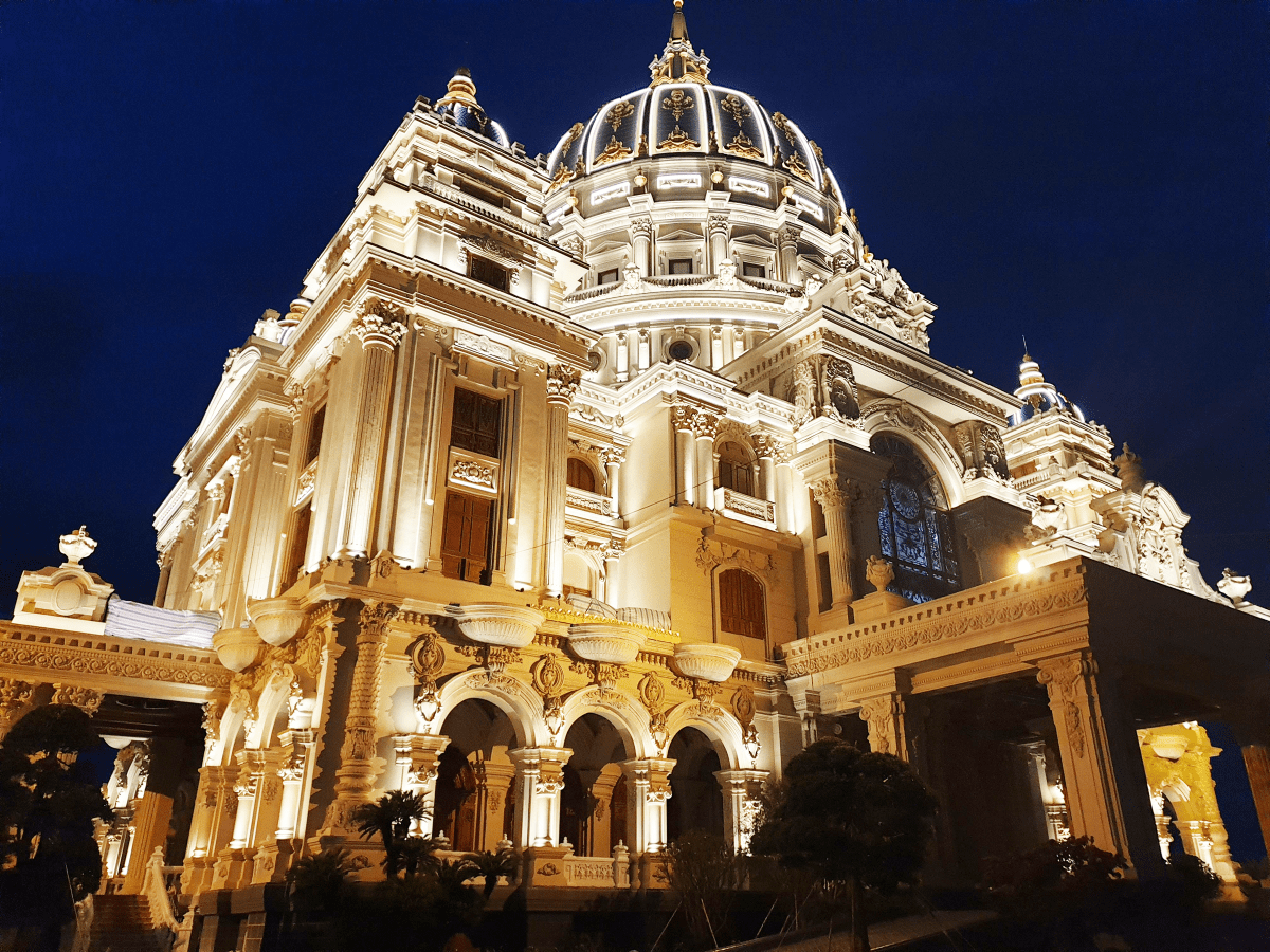 biệt thự lâu đài 3 tầng dát vàng